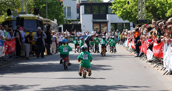 Impressionen Radrennen
Straßenrennen -Spurt in den Mai- Büttgen 
Schlüsselwörter: Radrennen Straßenrennen Büttgen