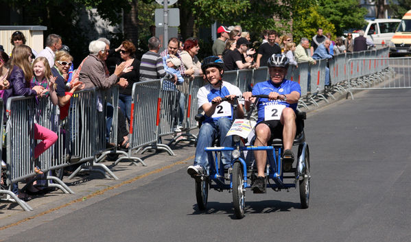 Impressionen Tandem
Straßenrennen -Spurt in den Mai- Büttgen 
Das Duo von Landrat Hans-Jürgen Petrauschke und Nino Adam setzte sich sofort an die Spitze und gaben diese Position nicht mehr auf.
Schlüsselwörter: Straßenrennen Büttgen Petrauschke