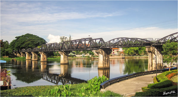 Die Brücke am Kwai
ist der bekannteste Teil der Thailand-Burma-Eisenbahn, umgangssprachlich Todeseisenbahn, die die Kaiserlich Japanische Armee im Zweiten Weltkrieg von Juni 1942 bis Oktober 1943 zwischen dem von ihr besetzten Burma und Thailand von Zwangsarbeitern und Kriegsgefangenen bauen lies.

Schlüsselwörter: Thailand Brücke Kwai