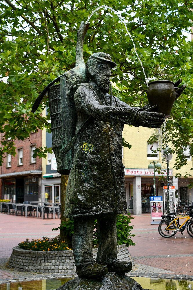 Kunst im öffentlichen Raum „Bronzeskulptur eines Wanderhändlers"
von Paul Reding
Schlüsselwörter: 2022