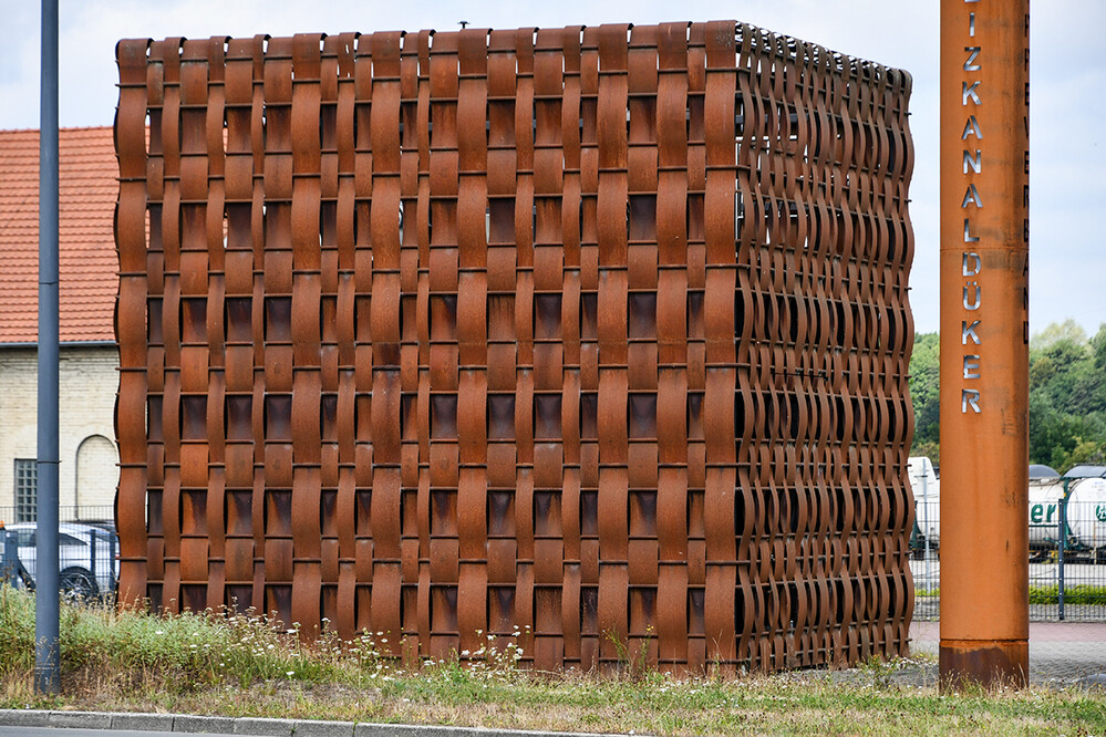 Kunst im öffentlichen Raum „Kubus“
Künstler: Architekten Wolfgang Becker u. Dominik Reitmeyer v. 2009
Roland
