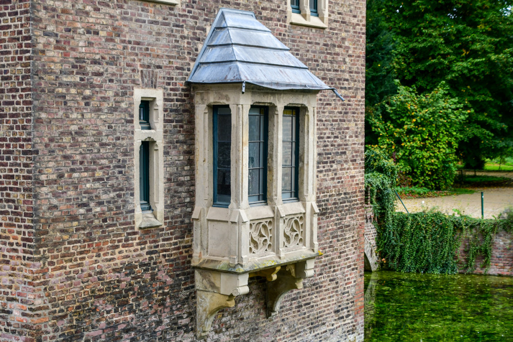 Schloss Paffendorf - Erkerfenster
Roland
Schlüsselwörter: 2025
