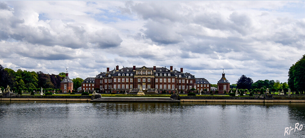 Schloss Nordkirchen
das barocke Ensemble aus weitläufigen Gebäuden, Gräften, Gärten u. Parks mit Skulpturen u. einer kostbaren Innenausstattung gilt als das „westfälische Versailles“ u. als Gesamtkunstwerk von internationalem Rang. (schloss.nordkirchen.net)
Schlüsselwörter: Nordkirchen