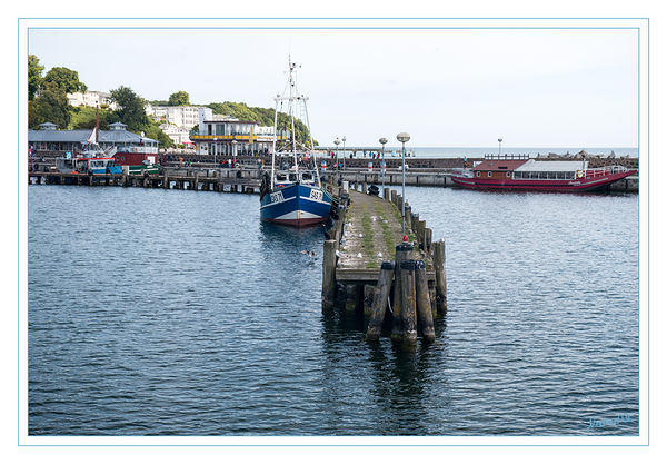 Sassnitz Hafen
Über viele Jahrhunderte war es vor allem ein kleiner Fischerort, um 1890 kamen ein größerer Hafen und der Eisenbahnanschluss hinzu und Sassnitz wurde zum gefragten Fährort und Seebad. Sassnitz erhielt erst 1957 Stadtrecht und ist damit die zweitjüngste Stadt in Mecklenburg-Vorpommern. laut Wikipedia
Schlüsselwörter: Rügen, Sassnitz,