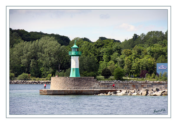 Molenfeuer
Die Molenfeuer von Sassnitz stehen an den Molenköpfen des Sassnitzer Stadthafens auf der Insel Rügen. Der Leuchtturm auf der Ostmole wurde vor allem dadurch bekannt, dass er ins Stadtwappen von Sassnitz aufgenommen wurde.
Schlüsselwörter: Rügen, Sassnitz