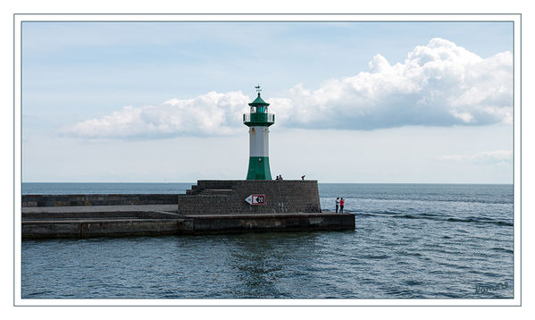 Molenfeuer
Der achteckige und etwa 15 Meter hohe Leuchtturm an der Ostmole der Hafenstadt Sassnitz ist das Urlaubsmotiv schlechthin. Im Jahre 1903 wurde er am Molenkopf erreichtet und hat heute eine Sichtbarkeit von etwa 12 Seemeilen – etwa 22km. laut der-ruegen-blog.de
Schlüsselwörter: Rügen, Sassnitz,