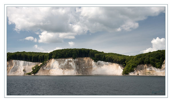 Kreidefelsen
Die Kreidefelsen der Insel Rügen sind einer ständigen Erosion ausgesetzt. Mit jedem Sturm brechen große Stücke aus den Felsen und reißen gelegentlich auch Bäume und Sträucher mit ins Meer.
Schlüsselwörter: Rügen, Sassnitz, Kreidefelsen