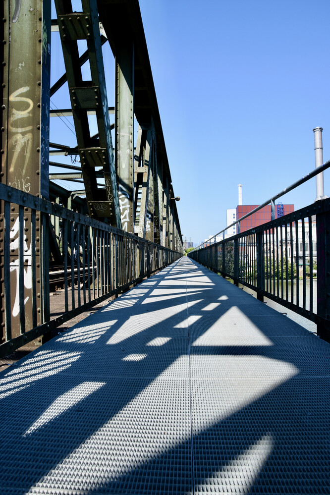 Schatten „Schatten der Main-Neckar-Brücke“
Janine
Schlüsselwörter: 2021