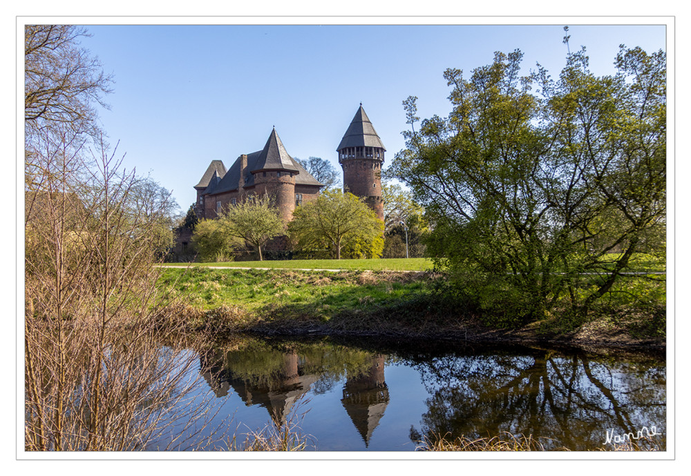 Burg Linn mit Spiegelung
Die Burg Linn ist eine Wasserburg im nordrhein-westfälischen Krefeld, Stadtteil Linn. Sie liegt rund fünf Kilometer östlich der Innenstadt. Kontinuierlich erweitert und mehrmals verstärkt wurde die Burg Linn zu einer der größten Wasserburgen des Niederrheins. Zu Beginn des 17. Jahrhunderts wurden Burg und Stadt Linn durch Erdwälle und Gräben zu einer einheitlichen Befestigungsanlage mit fünf Bastionen zusammengefasst. lt. Wikipedia
Schlüsselwörter: 2025