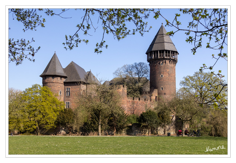 Blick auf die Burg Linn
Die Burg glich vielen Doppelburgen, die aus einem Wohn-Wehrbau als Hauptburg und aus einer landwirtschaftlich genutzten Vorburg bestanden. Beide waren von einem Wassergraben umgeben. Als Landesburg erfüllte Linn die gleichen Funktionen wie die kurkölnischen Anlagen in Hülchrath, Zülpich, Lechenich, Kempen, Uda und Zons. lt. Wikipedia
Schlüsselwörter: 2025