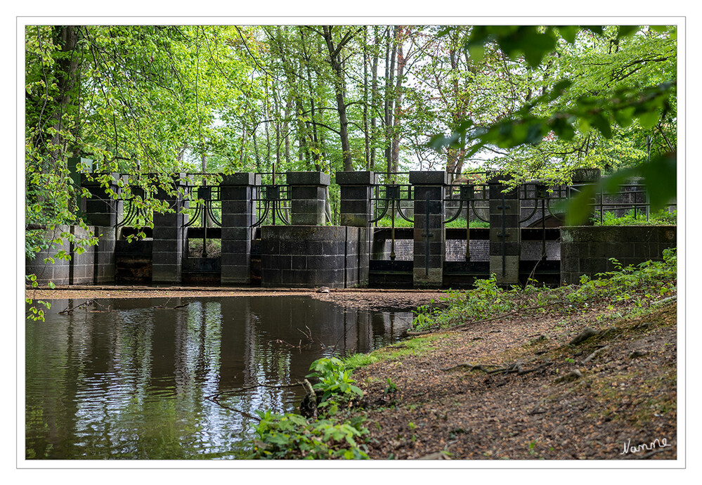 Schützenwehr
im Selikumer Park liegt unweit des Neusser Kinderbauernhofs im Selikumer Park an der Obererft. Die Anlage wurde 1809 im Zuge des napoleonischen Projekts Nordkanal nach Plänen von A. Hagebau erbaut und leitet einen Teil des Wassers aus der Obererft über den Erftumfluter Reuschenberg wieder der Erft zu. Hierzu besitzt das Bauwerk insgesamt sechs Schütze.
Seit 1993 ist das Wehr als „bedeutendes Zeugnis der Technik und Ingenieurbaukunst der napoleonischen Zeit“ eingetragenes Baudenkmal. laut Wikipedia
