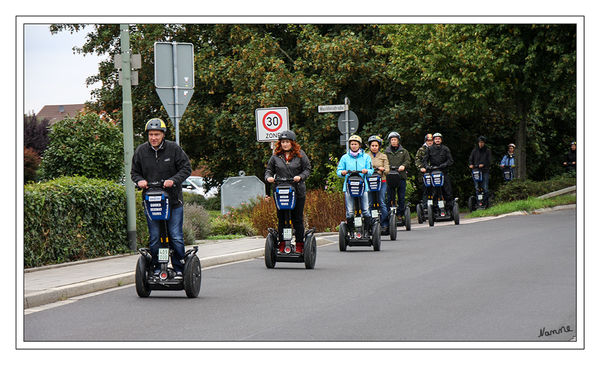 On tour
Der Segway Personal Transporter ist ein elektrisch angetriebenes Einpersonen-Transportmittel mit nur zwei auf derselben Achse liegenden Rädern, zwischen denen die beförderte Person steht und das sich durch eine elektronische Antriebsregelung selbst in Balance hält.
Schlüsselwörter: Segway