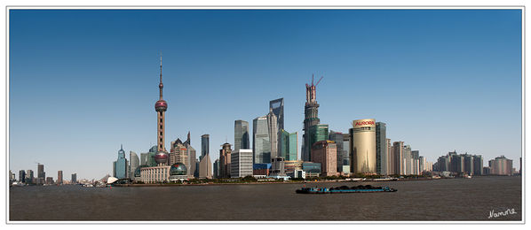 Bund
Der Bund ist eine lange Uferpromenade in der chinesischen Stadt Shanghai gegenüber der Sonderwirtschaftszone Pudong am westlichen Ufer des Huangpu-Flusses.
laut Wikipedia
Schlüsselwörter: Shanghai Bund
