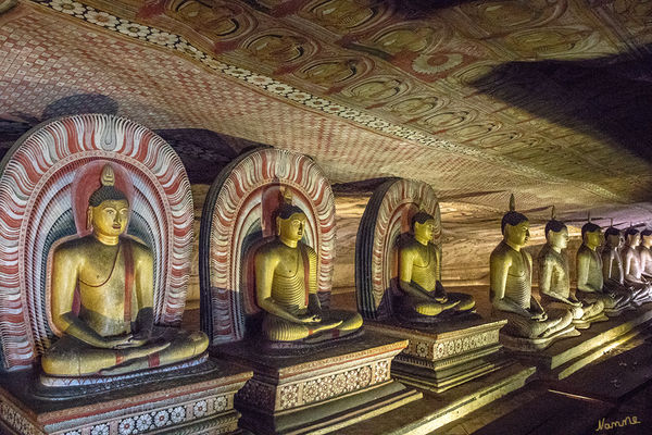Dambulla
Als Hauptattraktion des Höhlentempels von Dambulla gelten fünf Höhlen, die der Verehrung des Lebens Buddhas dienen und prachtvoll mit Malereien und Statuen ausgestattet sind. laut franks-travelbox.com
Schlüsselwörter: Sri Lanka, Dambulla