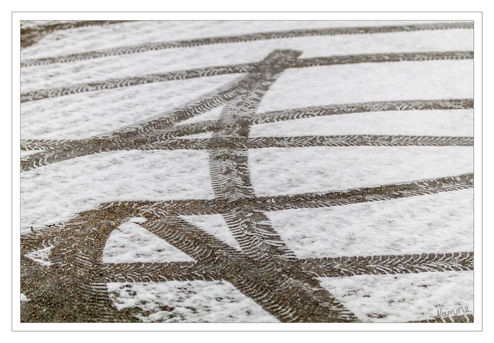 Winterintermezzo
Spuren im Schnee von einem Auto

