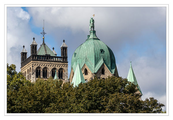 Quirinus-Münster
ist eine Kirche im Rheinischen Übergangsstil am Niederrhein und Wahrzeichen der Stadt Neuss. Es wurde zwischen 1209 und 1230 erbaut und 2009 von Papst Benedikt XVI. in den Stand einer Basilica minor erhoben. laut Wikipedia
Schlüsselwörter: Neuss, Quirinus, Münster, Basilica