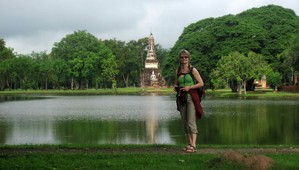 Historical Park Sukhothai
Die alte Stadt, von den Einheimischen auch „Mueang Kao“ genannt, war durch Erdwälle und Wassergräben von etwa 2 km x 1,6 km Ausdehnung umgeben.
Schlüsselwörter: Thailand
