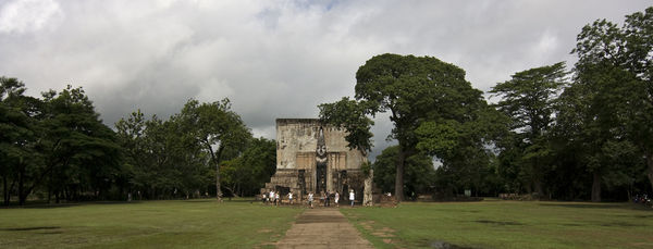 Wat Si Chum
ist das wichtigste Monument nordwestlich der Stadt Sukhothai. Der große Mondop soll von König Maha Thammararadscha II. Ende des 14. Jahrhunderts erbaut worden sein. Der quadratische Bau hat eine Seitenlänge von 32 Metern.
Er ist zu einem Teil des Weltkulturerbes der UNESCO erklärt worden.
Schlüsselwörter: Thailand