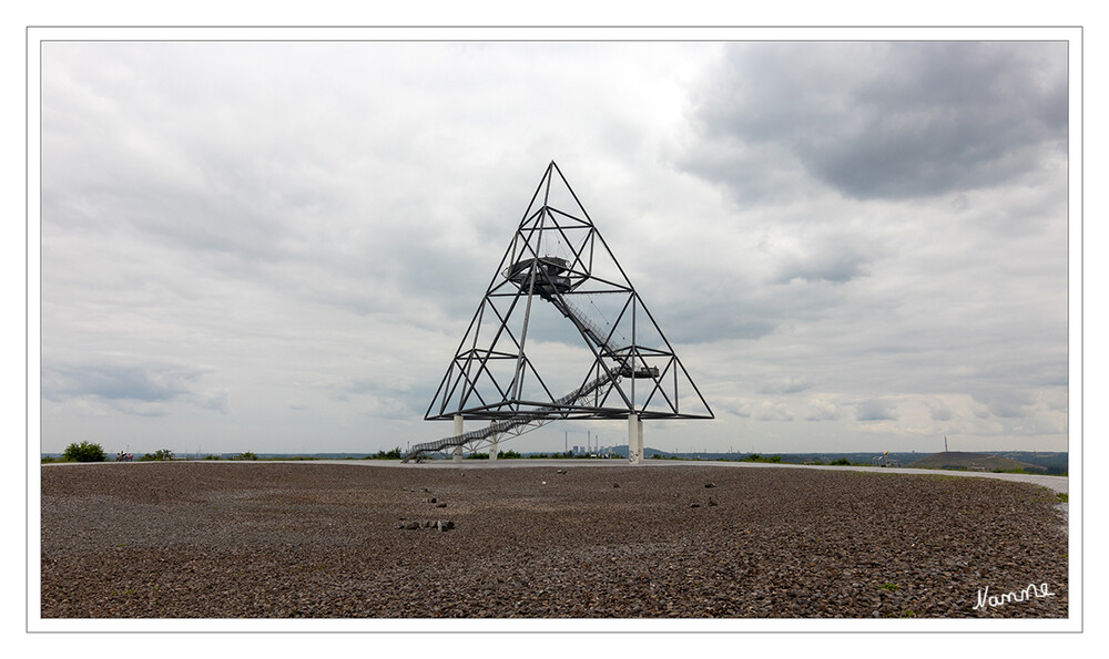 Tetraeder
Das Haldenereignis Emscherblick, kurz Tetraeder, ist eine begehbare Aussichtsterrasse in Form einer dreiseitigen Pyramide auf der Halde Beckstraße im Bottroper Stadtteil Batenbrock. Die Stahlkonstruktion mit einer Seitenlänge von 60 m ruht auf vier 9 m hohen Betonpfeilern und befindet sich auf der Kuppe der ca. 120 m über NN hohen Halde an der Beckstraße. laut Wikipedia
Schlüsselwörter: Tetraeder; Bottrop