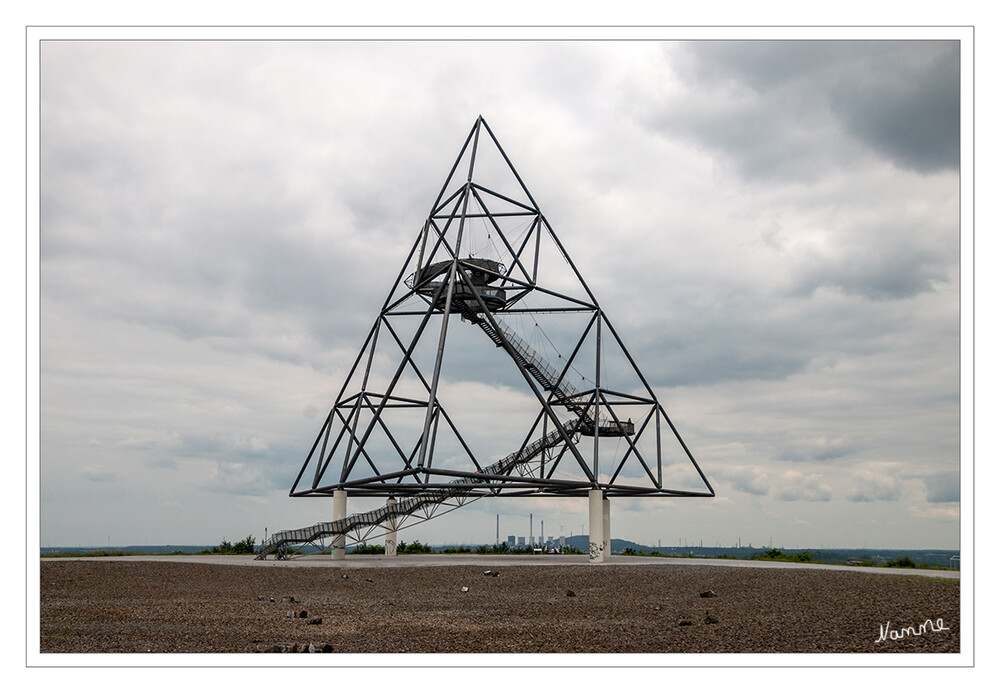 29 - Tetraeder
Rund 50 Meter hoch ist die Konstruktion, die die 65 Meter hohe Halde ergänzt. Frei geformte Treppen- und Aussichtsplattformen machen die Skulptur begehbar.
2021
Schlüsselwörter: Tetraeder; Bottrop