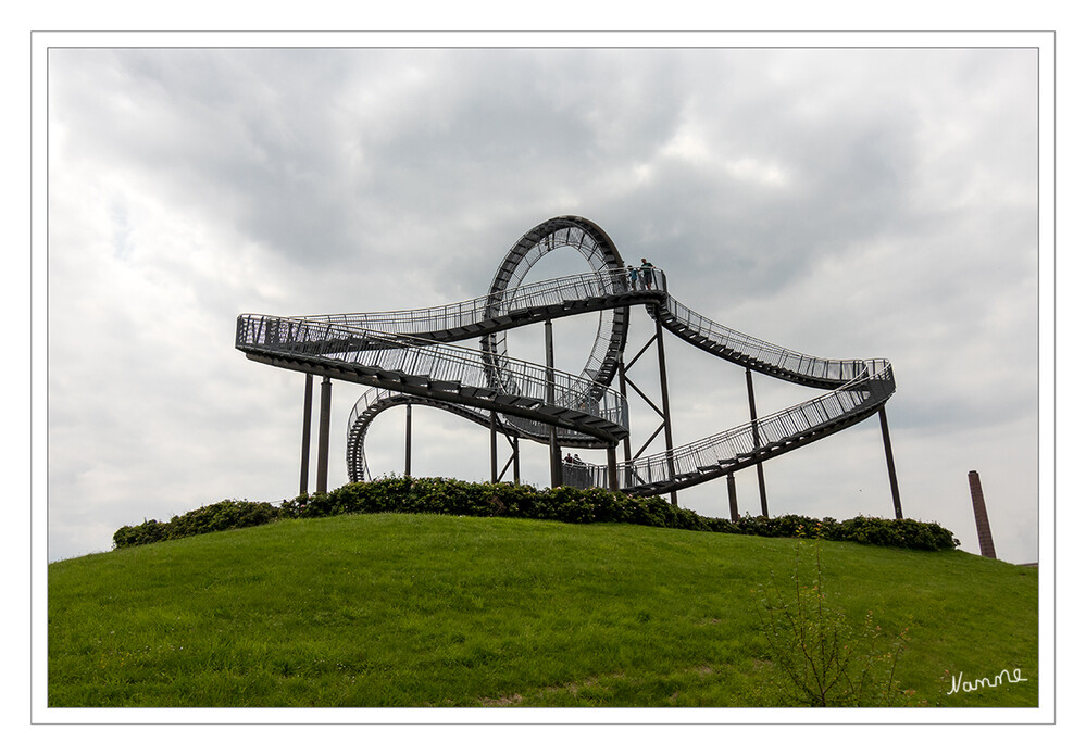 Tiger and Turtle
 – Magic Mountain ist eine einer Achterbahn nachempfundene Landmarke auf der Heinrich-Hildebrand-Höhe im Angerpark in Duisburg-Angerhausen. Die Großskulptur ist ein Kunstwerk von Heike Mutter und Ulrich Genth, das im Rahmen der Kulturhauptstadt Ruhr.2010 entwickelt wurde. laut Wikipedia
Schlüsselwörter: Duisburg