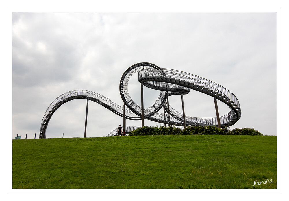 Tiger and Turtle
Man kann die Achterbahn sogar begehen – mit Ausnahme des Loopings natürlich. Der Name des Werkes verweist auf die Tierwelt: Zwar erscheint das Kunstwerk in seiner Form wie ein Tiger, zu erleben ist es aber nur im Schildkrötengang. Vor allem zur Abendstunde ist die Heinrich-Hildebrand-Höhe mit Tiger and Turtle eine Reise wert. Dann nämlich erstrahlt die Achterbahn-Skulptur mit ihrer geschwungenen Form in prachtvollem Licht. laut ruhr-tourismus
Schlüsselwörter: Duisburg