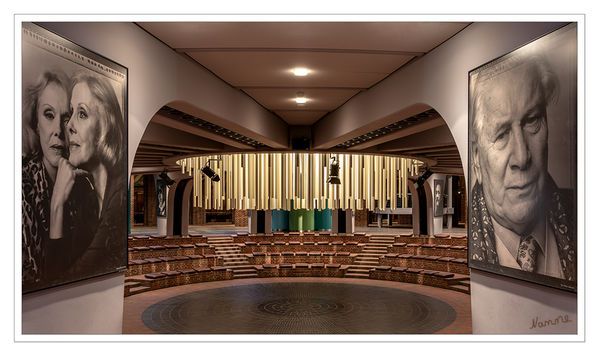 Tonhalle
Die Tonhalle umfasst einen großen Saal mit 1854 Plätzen, einen Kammermusiksaal mit 300 Plätzen und eine Rotunde im Foyer mit 200 bis 400 Plätzen je nach Veranstaltung. laut Wikipedia
Schlüsselwörter: Tonhalle