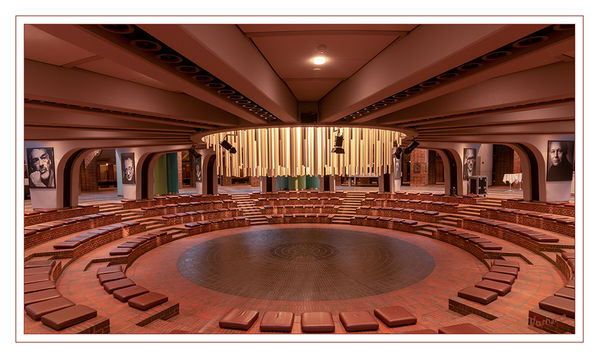 Tonhalle
Die Tonhalle umfasst einen großen Saal mit 1854 Plätzen, einen Kammermusiksaal mit 300 Plätzen und eine Rotunde im Foyer mit 200 bis 400 Plätzen je nach Veranstaltung. laut Wikipedia
Schlüsselwörter: Tonhalle
