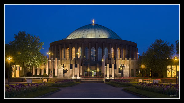 Tonhalle
Das Gebäude entstand 1925/1926 als Mehrzweckhalle für die Ausstellung GeSoLei unter dem Namen Rheinhalle und beinhaltete ursprünglich ein Planetarium, damals das größte der Welt. Erbaut wurde es durch den Architekten Wilhelm Kreis.
Schlüsselwörter: Tonhalle                               Düsseldorf