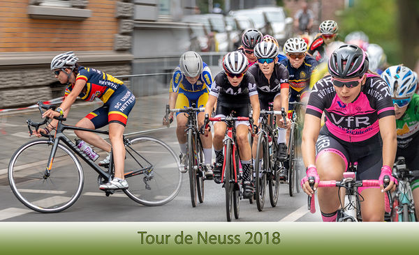 Tour de Neuss
Bereits zum 17. Mal macht der Radsport-Zirkus am 1. August 2018 Station in Neuss. Stets am Mittwoch nach der Zielankunft der Tour de France auf dem Champs Elysées in Paris wird das Radrennen mit umfangreichem Rahmenprogramm in der Neusser Innenstadt ausgetragen. Dem Eliterennen am Abend gehen Kinder- und Jugendrennen sowie Firmenrennen voraus. laut neuss-marketing.de
Schlüsselwörter: Tour de Neuss