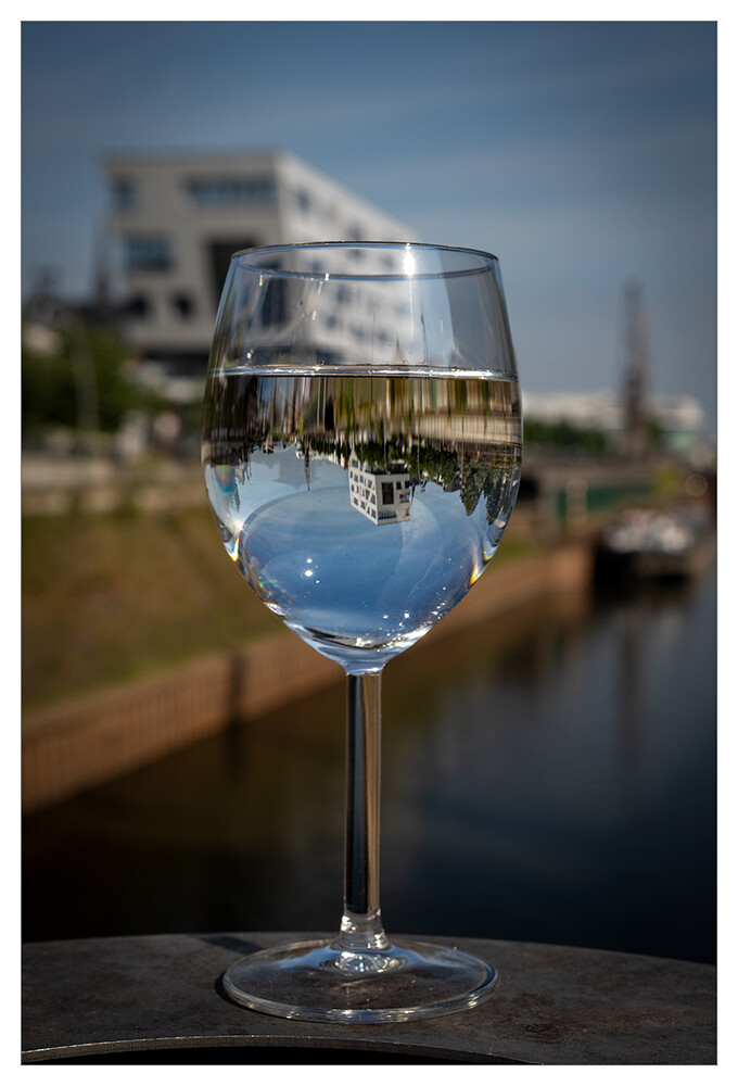 Durchs Glas geschaut
Neusser Hafen auf den Kopf gestellt
Schlüsselwörter: 2022