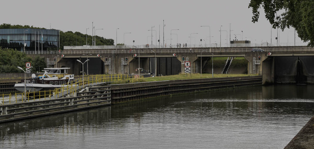 Brücken und Stege „Autobahnbrücke über die Schleusen“
in Maasbracht
Verena
Schlüsselwörter: 2022