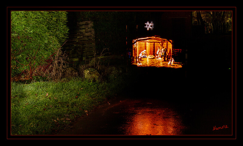 Warten aufs Christkind
Foto mittels Pixelstick auf die Straße gemalt 
Schlüsselwörter: Lichtmalerei , Light Painting, 2020