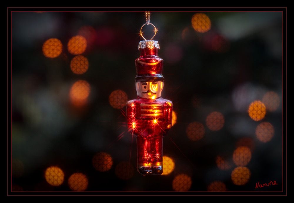 Weihnachtsdeko
Nussknacker sind mehr als nur Deko: Sie gelten als Glücksbringer und Beschützer des Hauses gegen böse Geister und Unglück, symbolisieren Stärke und Macht und sollen der Familie Wohlstand und Freude bringen. lt. KI
Schlüsselwörter: 2025