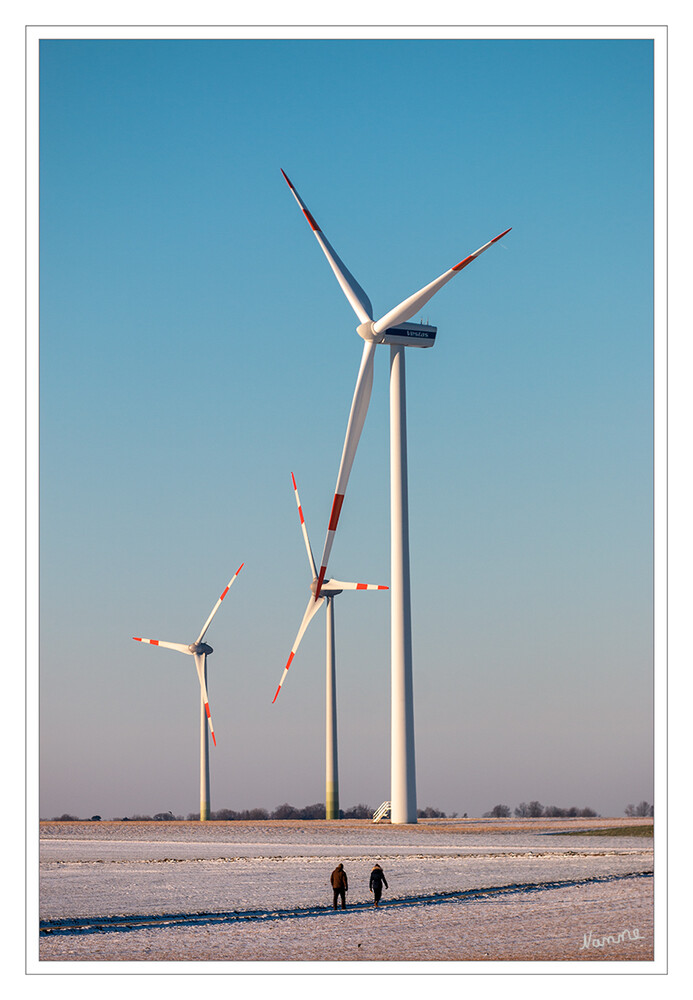 Windräder mit Restschnee
bevor morgen die weiße Pracht Geschichte ist.
Schlüsselwörter: Schnee; Windräder