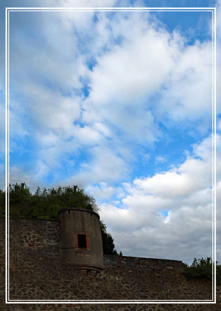 Am Himmel "Wolken über der Burg"
Elise
Schlüsselwörter: 2025