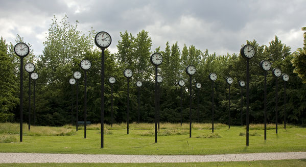 Komm nimm Zeit
Installation „Zeitfeld“ (1987) am Eingang Auf’m Hennekamp des Südpark Düsseldorf
Künstler Klaus Rinke
Schlüsselwörter: Zeitfeld