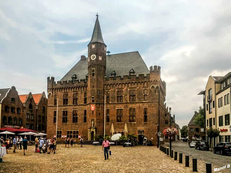 Kalkar Impressionen
Das Rathaus Kalkar steht am Marktplatz im Zentrum der Stadt Kalkar am Niederrhein. Der spätgotische Backsteinbau wurde bis 1446 durch den Klever Baumeister Johann Wyrenberg erbaut und zählt zu den monumentalen Rathäusern im Rheinland. Er steht seit dem 12. Juni 1984 als Baudenkmal unter Denkmalschutz. laut Wikipedia
Schlüsselwörter: Kalkar