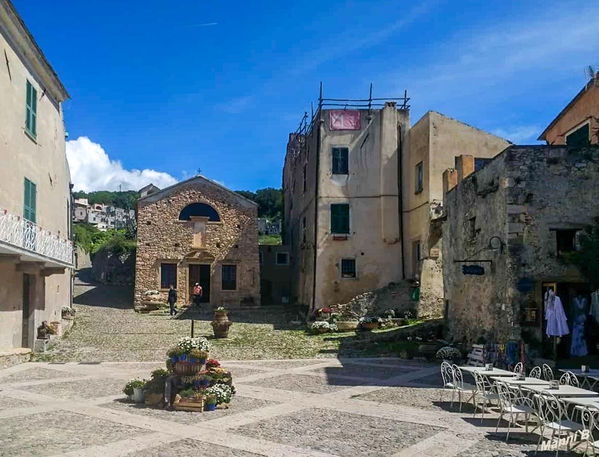 Verezziimpressionen
Borgio Verezzi liegt an der Riviera di Ponente im Bereich der Palmenriviera und gehört zu der Comunità Montana Pollupice. Die Gemeinde liegt 28 Kilometer südwestlich der Provinzhauptstadt Savona und etwa 70 km südwestlich von Genua. Nach Norden hin, nur wenige Kilometer landeinwärts, erreichen die Berge bereits Höhen von über 1.000 Metern. laut Wikipedia
Schlüsselwörter: Italien