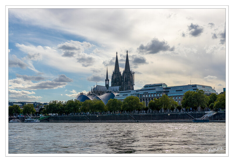 Bootstour
Der Kölner Dom ist ein Bauwerk der Gotik. Die Wahl des gotischen Baustils im Jahre 1248 war ein radikaler Bruch mit der bis dahin im Rheinland üblichen spätromanischen Bautradition. Ebenfalls ohne Beispiel war es, dass die Planer in Köln sich sowohl im Bausystem als auch in Einzelformen an einem konkreten Bauwerk – nämlich der Kathedrale von Amiens – orientierten. laut Wikipedia
Schlüsselwörter: Bootstour;Köln;