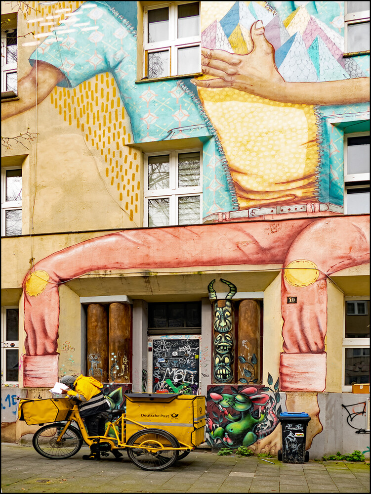 Kiefernstraße "Wandmalerei und Briefträger"
Elise
Schlüsselwörter: Düsseldorf; 2024