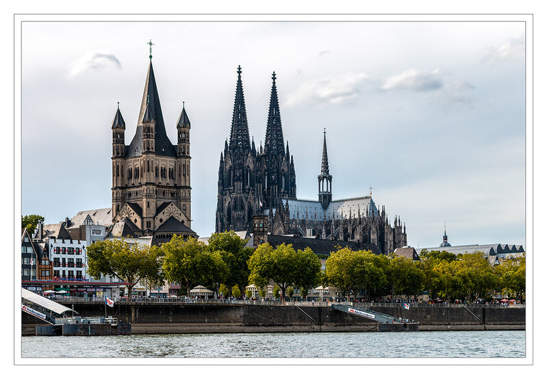 Bootstour
Der berühmte Kölner Dom, rechts, ist nicht die einzige Kirche, die in der Stadt auf eine bewegende Geschichte zurückblickt und Aufmerksamkeit verdient. Auch zahlreiche andere Kirchen haben in Köln eine bewegte Vergangenheit, wie beispielsweise links Groß St. Martin, die romanische Kirche, die schon vor der Erbauung des Doms einen markanten Punkt am Rheinufer darstellte. Ihre Geschichte reicht zurück bis in die Anfänge der Zeit nach Christus. laut koeln-deluxe

Schlüsselwörter: Bootstour; Köln;