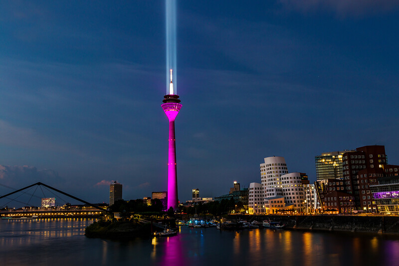 Düssedorf - Rheinturm
Rheinturm in Magenta
Marianne
Schlüsselwörter: Düsseldorf; Rheinturm; angestrahlt