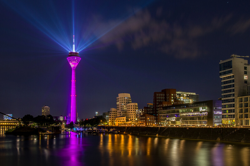 Düssedorf - Rheinturm
Rheinturm in Magenta
Marianne
Schlüsselwörter: Düsseldorf; Rheinturm; angestrahlt