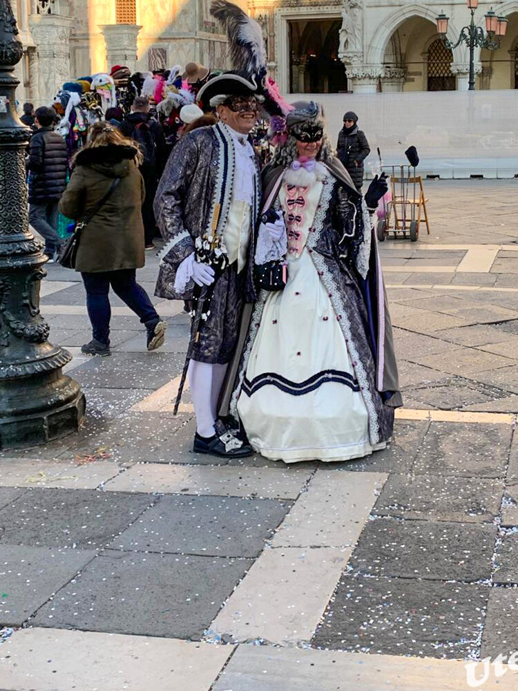 Karneval in Venedig
Privatpersonen flanieren in Kostümen durch die Stadt, in der Mehrzahl natürlich um den Markusplatz herum.
Schlüsselwörter: 2023; Italien