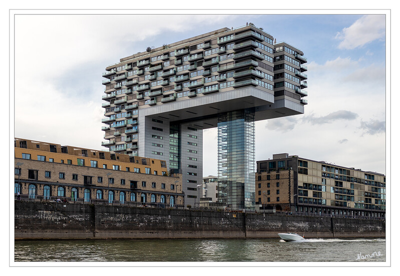 Bootstour
Das Kranhaus Nord ist das Wohnhaus unter den drei „Kranhäusern“, die nach Entwürfen der Architekturbüros Bothe Richter Teherani und Linster Architekten gebaut worden sind. 133 exklusive Eigentumswohnungen auf 18 Etagen mit Balkonen und großzügigen Dachterrassen sind hier geschaffen worden. laut rheinauhafen-koeln
Schlüsselwörter: Bootstour; Köln; Kranhäuser