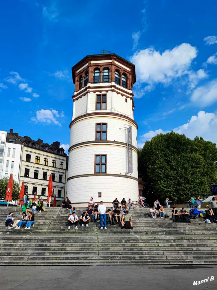 Schlossturm
Der Schlossturm steht am Burgplatz in Düsseldorf und wird als Schifffahrtsmuseum genutzt. laut Wikipedia
Schlüsselwörter: Düsseldorf