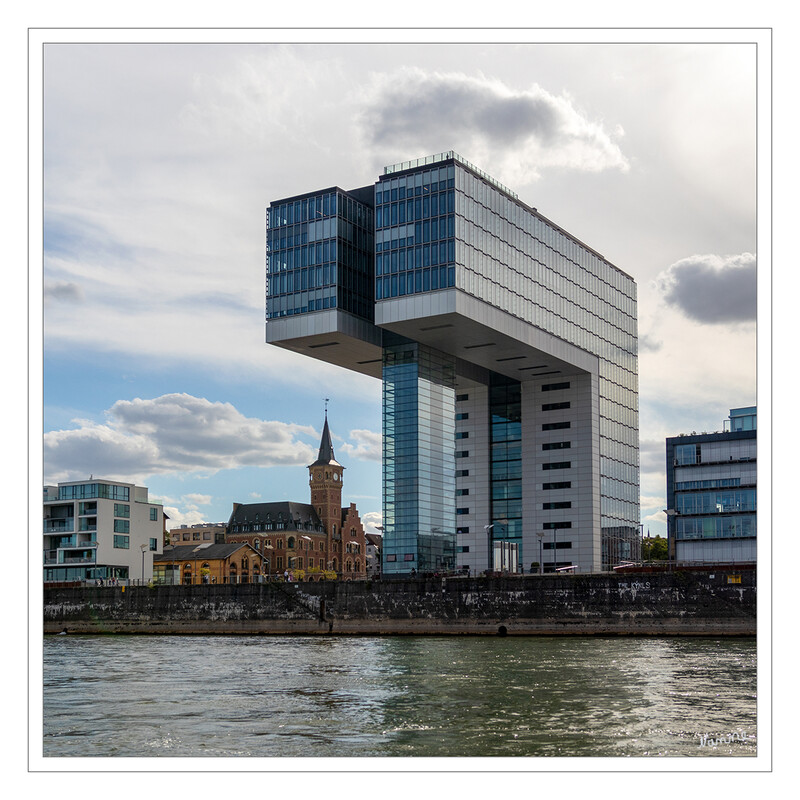 Bootstour
Das Kranhaus Süd ist eines von drei architektonisch herausragenden 17-stöckigen Luxus-Bürogebäuden im Kölner Rheinauhafen. Die drei Gebäude sehen aus wie ein auf den Kopf gestelltes L und erinnern an die früher im Hafen installierten Kräne. laut regus
Schlüsselwörter: Bootstour; Köln; Kranhäuser