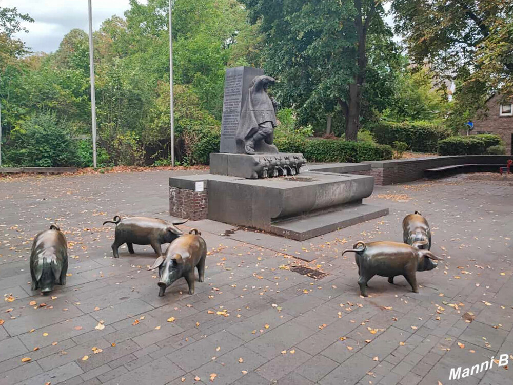 Impressionen aus Zons
Der Schweinebrunnen in Zons gehört sicherlich zu einer der sehenswürdigen Attraktionen in der Altstadt. Zugegeben, er stammt nicht wirklich aus dem Mittelalter, sondern aus dem Jahr 1959 und wurde von dem Bildhauer Bernhard Lohf geschaffen. Der Schweinebrunnen nimmt die historische Begebenheit der sogenannten "Zonser Schweinefehde" aus dem Jahr 1575/1577 auf, in dem Soldaten des damaligen Kölner Erzbischof Salentin von Isenburg die Zonser Schweineherde, bestehend aus 50 Schweinen gestohlen hatte. laut zons-am-rhein.
