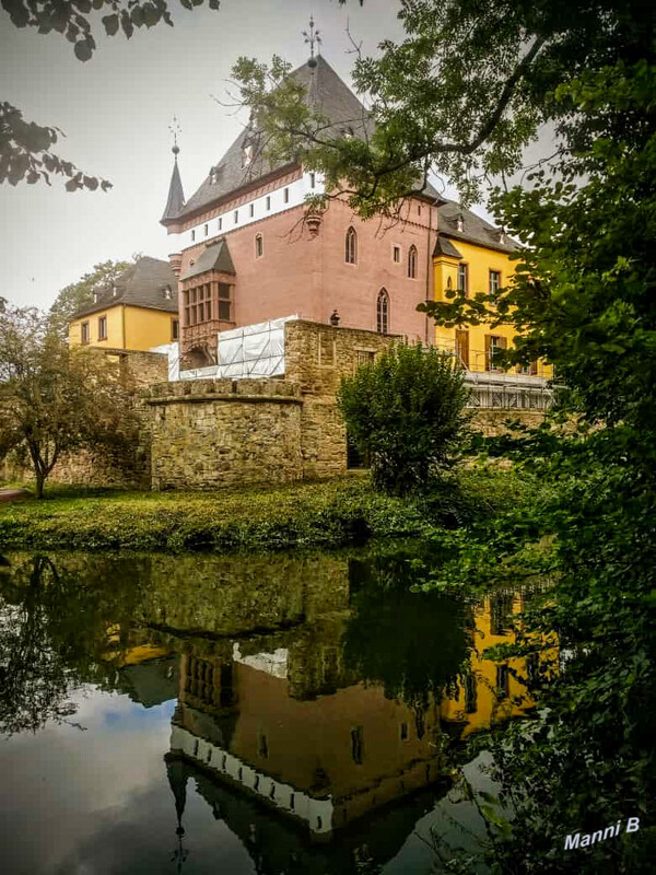 Schloß Burgau
Schloss Burgau ist ein Wasserschloss in Düren. Es befindet sich im Burgauer Wald am Rande des Dürener Stadtteils Niederau.  laut Wikipedia
Schlüsselwörter: Eifel